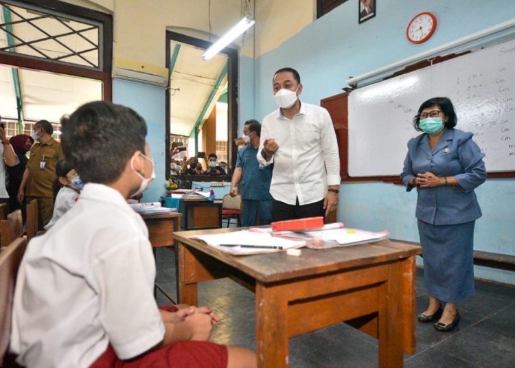 Foto dok, Wali Kota Surabaya Eri Cahyadi saat meninjau salah satu sekolah dasar beberapa waktu lalu.