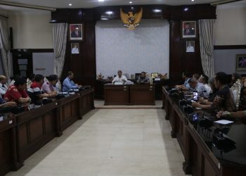 Audiensi perwakilan pedagang dan manajemen Pasar Turi Baru di ruang sidang wali kota Surabaya.