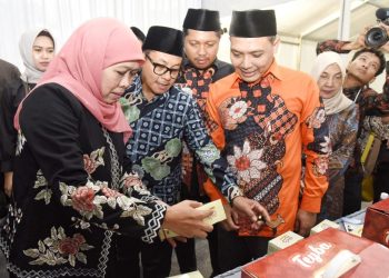 Gubernur Jatim Khofifah Indar Parawansa di sela kegiatan pengumuman pemenang Kompetisi Bisnis Digital Santripreneur Shopee Barokah Jawa Timur di Kampus UMKM Shopee Kota Malang.