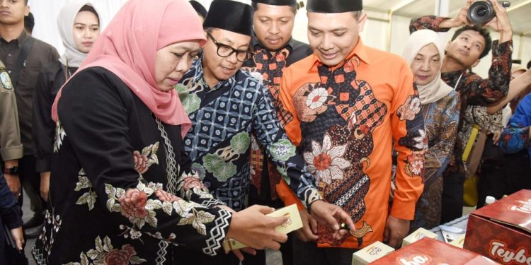 Gubernur Jatim Khofifah Indar Parawansa di sela kegiatan pengumuman pemenang Kompetisi Bisnis Digital Santripreneur Shopee Barokah Jawa Timur di Kampus UMKM Shopee Kota Malang.