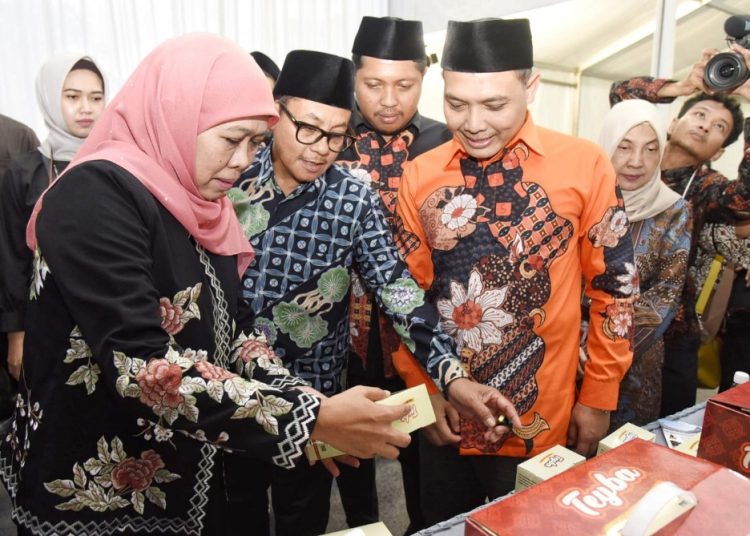 Gubernur Jatim Khofifah Indar Parawansa di sela kegiatan pengumuman pemenang Kompetisi Bisnis Digital Santripreneur Shopee Barokah Jawa Timur di Kampus UMKM Shopee Kota Malang.