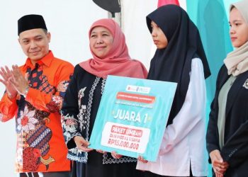 Gubernur Jatim Khofifah Indar Parawansa menyerahkan penghargaan kepada pemenang Kompetisi Bisnis Digital Santripreneur Shopee Barokah Jawa Timur di Kampus UMKM Shopee Kota Malang.