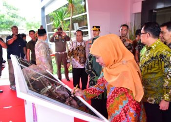 Gubernur Jawa Timur Khofifah Indar Parawansa menandatangani prasasti dalam peresmian gedung Graha Amarilis dan Instalasi Gizi RSUD Karsa Husada Batu