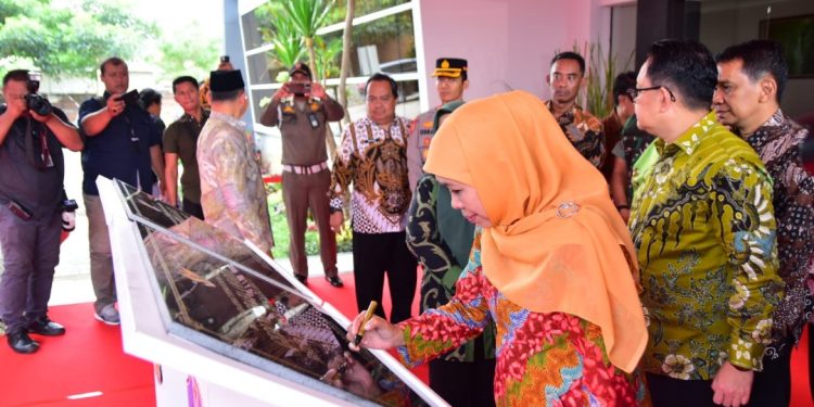Gubernur Jawa Timur Khofifah Indar Parawansa menandatangani prasasti dalam peresmian gedung Graha Amarilis dan Instalasi Gizi RSUD Karsa Husada Batu