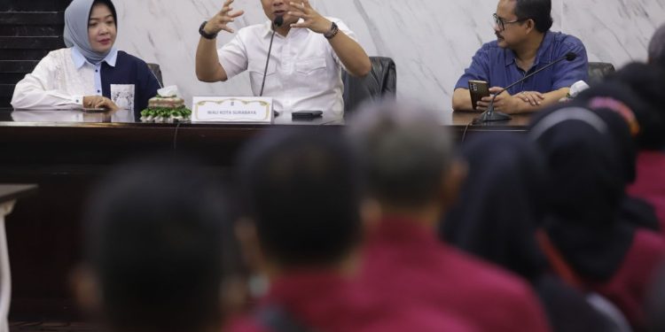 Wali Kota Surabaya Eri Cahyadi menggelar diskusi dengan pendamping Program Keluarga Harapan dan Bantuan Pangan Non Tunai di gedung Bappedalitbang Surabaya.