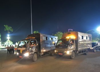 Tim Satpol PP bersama jajaran terkait dalam pelaksanaan operasi cipta kondisi.