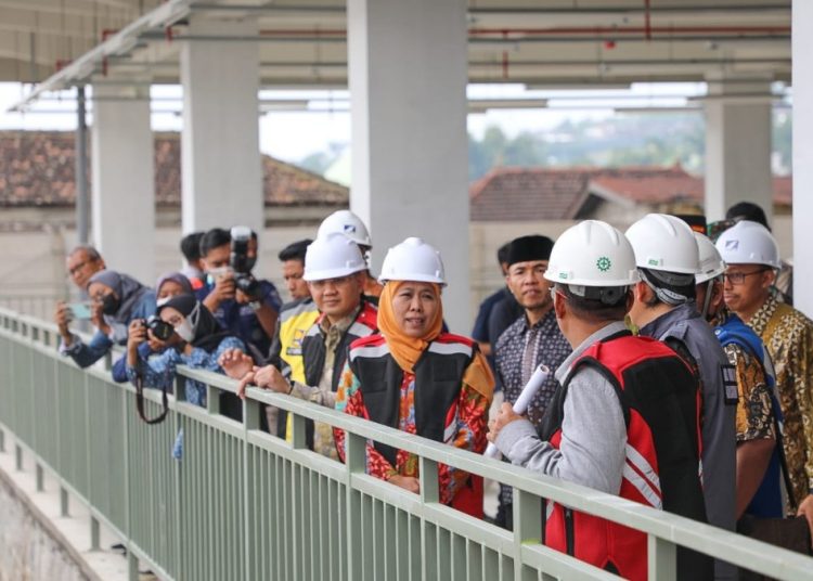Gubernur Jawa Timur Khofifah Indar Parawansa saat meninjau progres pembangunan Pasar Induk Kota Batu di Jalan Dewi Sartika Kota Batu.