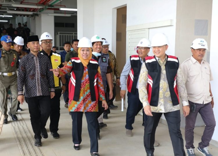 Gubernur Jawa Timur Khofifah Indar Parawansa saat meninjau progres pembangunan Pasar Induk Kota Batu.