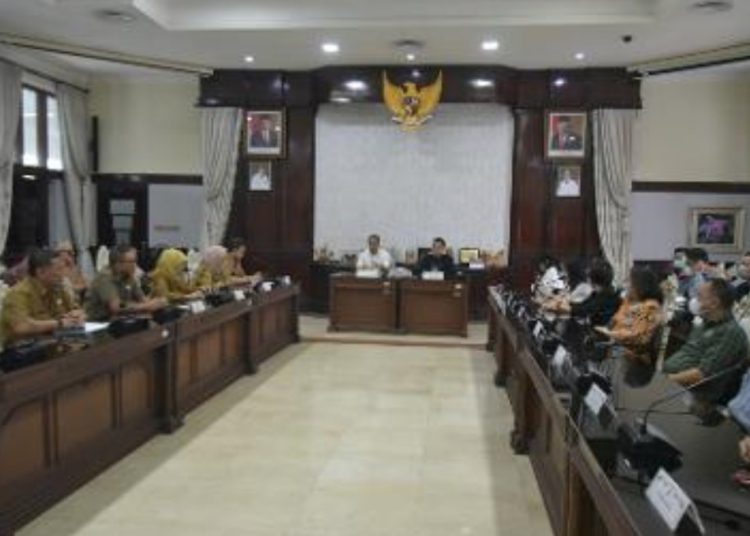 Pertemuan dengan Asosiasi Pengelola Pusat Belanja Indonesia (APPBI) Jawa Timur di ruang sidang wali kota Surabaya.