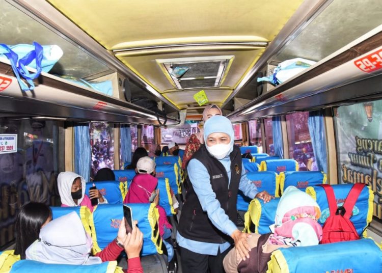 Gubernur Jawa Timur Khofifah Indar Parawansa menyapa pemudik pada mudik gratis tahun lalu.