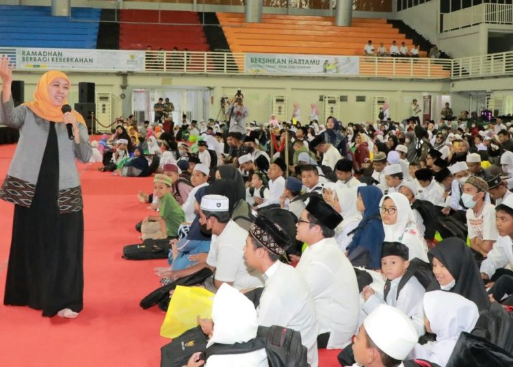 Gubernur Jatim Khofifah Indar Parawansa menyapa anak yatim dalam Safari Ramadan di Wahana Ekspresi Pusponegoro (WEP) Kabupaten Gresik.