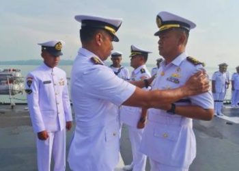 Prosesi sertijab komandan KRI Karel Satsuitubun (KRI KST-356) di geladak Heli KRI Karel Satsuitubun 356 yang sandar di Dermaga Semampir Baru Koarmada II.