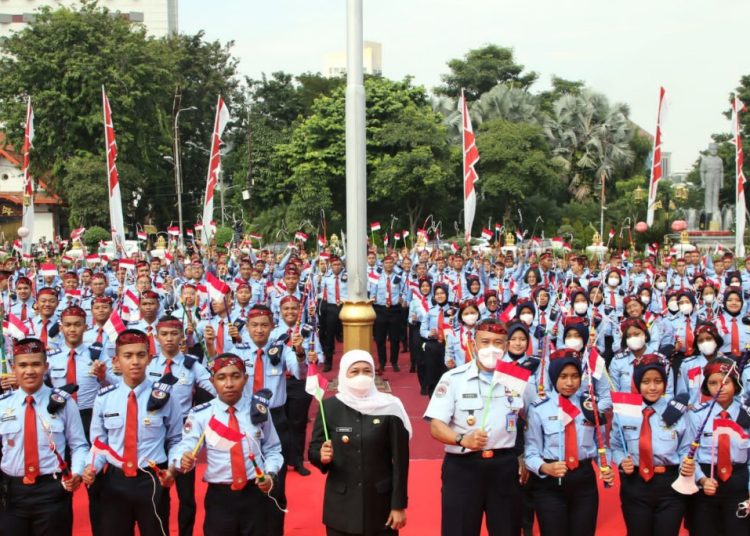 Gubernur Jatim Khofifah Indar Parawansa dalam salah satu kegiatan bersama para pelajar.