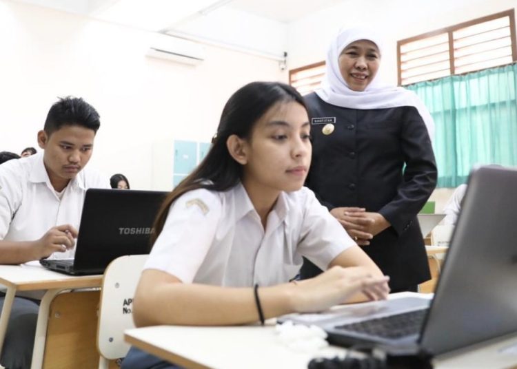Foto ilustrasi, Gubernur Khofifah Indar Parawansa meninjau salah satu SMA di Jatim.