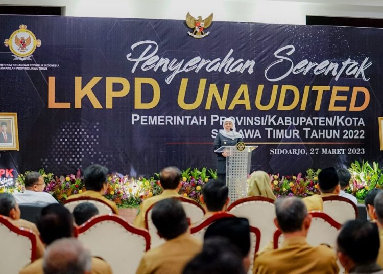 Gubernur Jawa Timur Khofifah Indar Parawansa memberikan sambutan dalam penyerahan LKPD unaudited Tahun Anggaran 2022 ke Badan Pemeriksa Keuangan RI Jawa Timur.