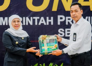 Gubernur Jatim Khofifah Indar Parawansa menyerahkan secara simbolis Laporan Keuangan Pemerintah Daerah unaudited  tahun anggaran  2022 ke Badan Pemeriksa Keuangan RI.