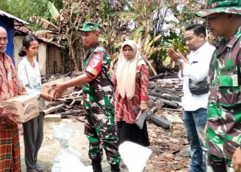 Penyerahan bantuan sosial sembako bagi korban kebakaran rumah di Dusun Kapal RT.001/RW.001 Desa Bumirejo, Kecamatan Kepohbaru, Bojonegoro.