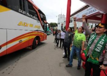 Pemberangkatan bonek yang akan menyaksikan pertandingan antara PSIS Semarang vs Persebaya Surabaya.