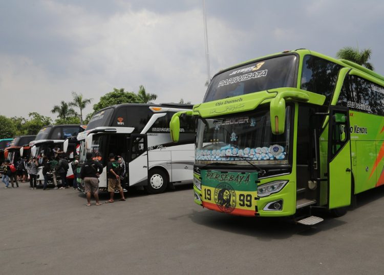 Para suporter Persebaya jelang keberangkatan menuju ke Semarang menyaksikan pertandingan antara PSIS Semarang vs Persebaya.