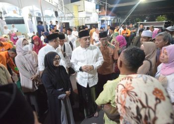 Wali Kota Surabaya Eri Cahyadi di sela Safari Ramadan sekaligus Salat Tarawih bersama warga di Masjid AL-Fath, Jalan Bratang Binangun I, Baratajaya, Kecamatan Gubeng.