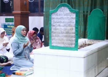 Gubernur Jatim Khofifah Indar Parawansa berziarah ke makam Habib Abu Bakar bin Muhammad Umar Assegaf.