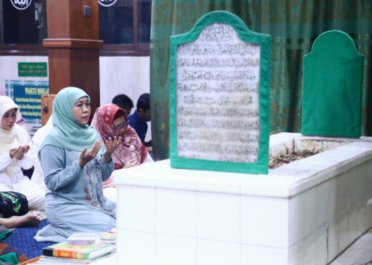 Gubernur Jatim Khofifah Indar Parawansa berziarah ke makam Habib Abu Bakar bin Muhammad Umar Assegaf.
