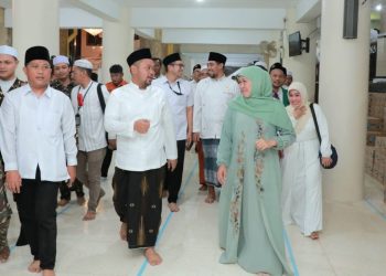 Gubernur Jatim Khofifah Indar Parawansa di sela kegiatan Safari Ramadan di Masjid Jami' Gresik .