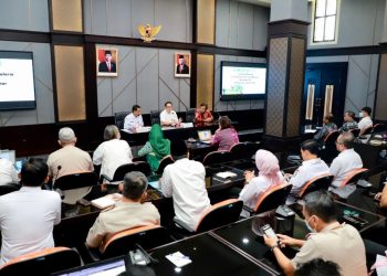 Suasana kunjungan Tim Penilai Eliminasi Malaria Kementerian Kesehatan RI di ruang rapat Brawijaya kantor gubernur Jatim, Surabaya.
