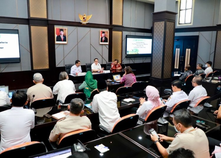 Suasana kunjungan Tim Penilai Eliminasi Malaria Kementerian Kesehatan RI di ruang rapat Brawijaya kantor gubernur Jatim, Surabaya.