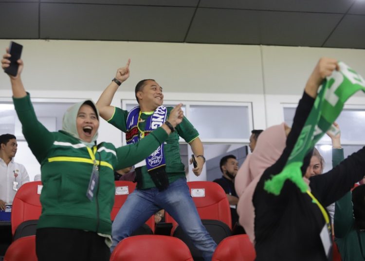 Ekspresi Wali Kota Surabaya Eri Cahyadi saat tim Persebaya mencetak gol ke gawang PSIS Semarang.