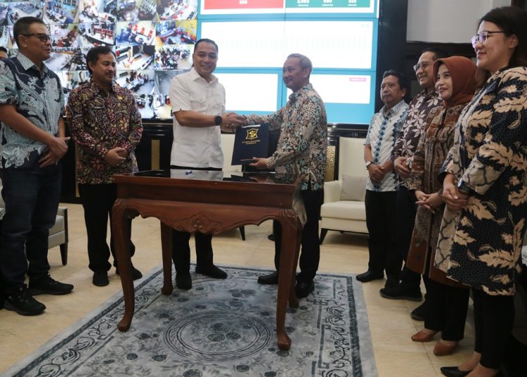 Penyerahan SK Wali Kota Surabaya tentang pengangkatan direksi PDAM dan PDTS KBS.