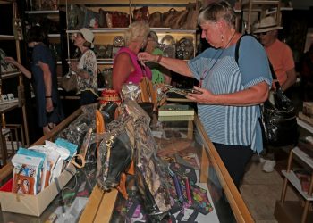 Wisatawan mancanegara kapal pesiar Seabourn Sojourn saat berkunjung ke salah satu destinasi wisata di Kota Pahlawan.