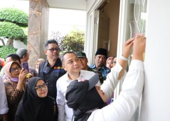Penempelan stiker di rumah Wali Kota Surabaya Eri Cahyadi usai dilakukan pencocokan dan penelitian (Coklit) sebagai pemutakhiran data pemilih Pemilu 2024.
