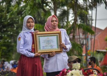 Pelajar SD pun dilibatkan dalam kirab penghargaan Adipura Kencana 2022 beserta membawa berbagai penghargaan yang lainnya untuk berkeliling di Kota Pahlawan.