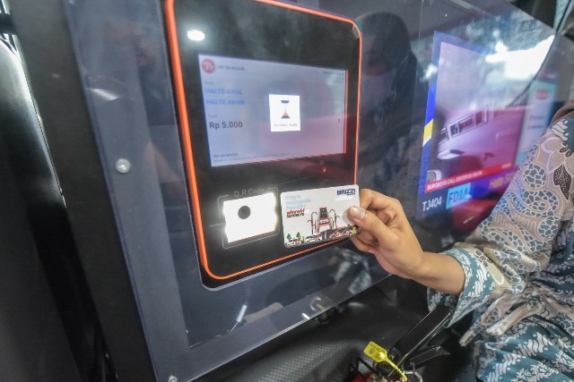 Pembayaran angkutan feeder Wira Wiri Suroboyo menggunakan sistem pembayaran non tunai, yakni melalui kartu elektronik maupun QRIS.
