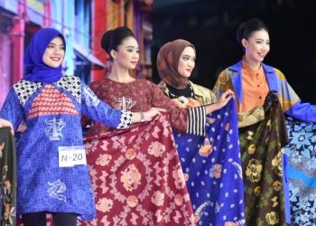 Peragaan busana dengan menggunakan motif batik Surabaya atau yang dikenal sebagai Batik Suroboyo.