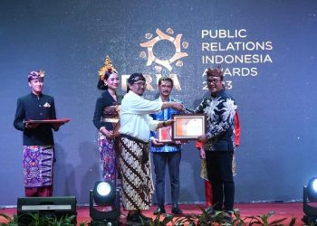 Kepala Dinas Komunikasi dan Informatika (Diskominfo) Pemkot Surabaya M Fikser menerima awards dari Public Relation Indonesia Awards (PRIA) 2023.