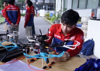 Salah satu anggota tim Bayucaraka ITS saat menyiapkan salah satu drone yang akan melakukan demonstrasi.