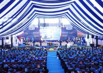 Prosesi wisuda mahasiswa ITS ke-127 di Gedung Olahraga (GOR) Futsal Indoor ITS.