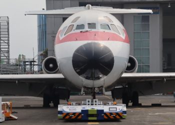 Uji coba Electric Vehicle RC Pushback Tug karya ITS dengan menarik pesawat seberat kurang lebih 60 ton di hanggar 4 PT GMF AeroAsia.