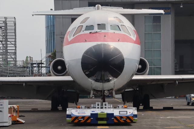 Uji coba Electric Vehicle RC Pushback Tug karya ITS dengan menarik pesawat seberat kurang lebih 60 ton di hanggar 4 PT GMF AeroAsia.