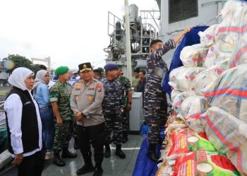 Gubernur Jawa Timur Khofifah Indar Parawansa meninjau bantuan logistik yang diangkut menggunakan KRI Malahayati 362 untuk didistribusikan ke masyarakat Pulau Masalembu Kabupaten Sumenep.