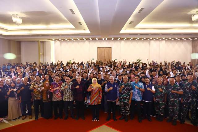 Gubernur Jawa Timur Khofifah Indar Parawansa pada capacity building yang digelar dalam rangka apel siaga dan capacity building TKSK Se Provinsi Jawa Timur tahun 2023 di Cemara Ballroom Unggul, Kabupaten Malang.