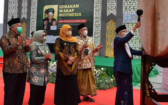 Pemukulan bedug oleh Wakil Presiden RI KH Ma'ruf Amin didampingi Gubernur Jatim Khofifah Indar Parawansa.