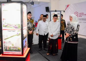 Gubernur Jawa Timur Khofifah Indar Parawansa saat mendatangi Malang Creative Center.