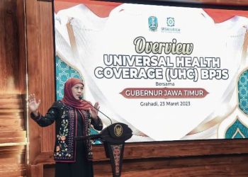 Gubernur Jawa Timur Khofifah Indar Parawansa  memberikan sambutan saat overview UHC bersama bupati/wali kota dan BPJS Kesehatan di Gedung Negara Grahadi Surabaya.