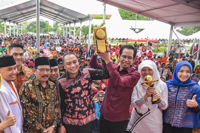 Wali Kota Surabaya Eri Cahyadi dan Ketua DPRD Surabaya Adi Sutarwijono mengangkat piala Adipura Kencana, didampingi sejumlah tokoh partai politik di Surabaya.