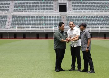 Ketua Umum Persatuan Sepak Bola Seluruh Indonesia Erick Thohir bersama Wali Kota Surabaya Eri Cahyadi saat meninjau Stadion Gelora Bung Tomo Surabaya.