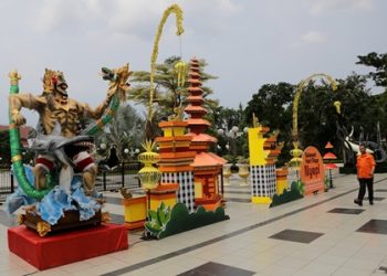 Ornamen peringatan Hari Raya Nyepi, berupa pura dan ogoh-ogoh ditampilkan di depan Balai Kota Surabaya.