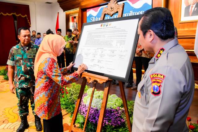 Gubernur Jawa Timur Khofifah Indar Parawansa di sela pertemuan dengan jajaran Forkopimda Jawa Timur serta bupati/wali kota se-Jatim di Gedung Negara Grahadi.